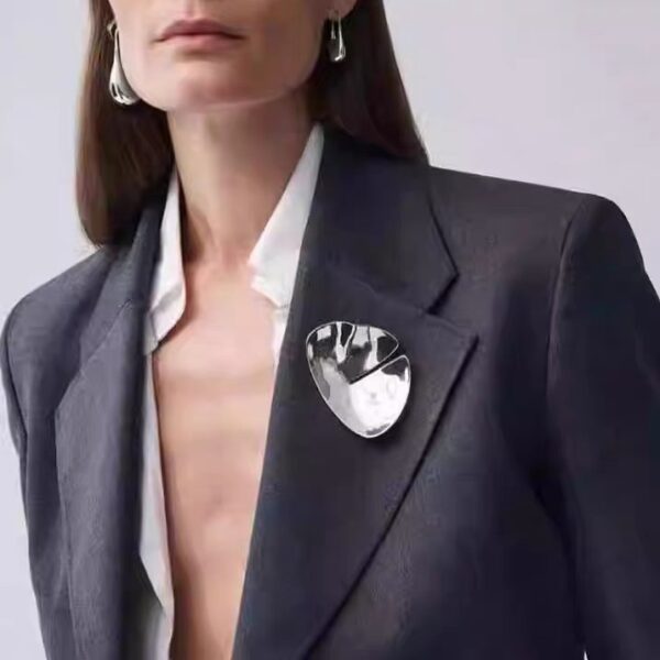 Niche Design Atmospheric Silver Shiny Surface Metal Brooch